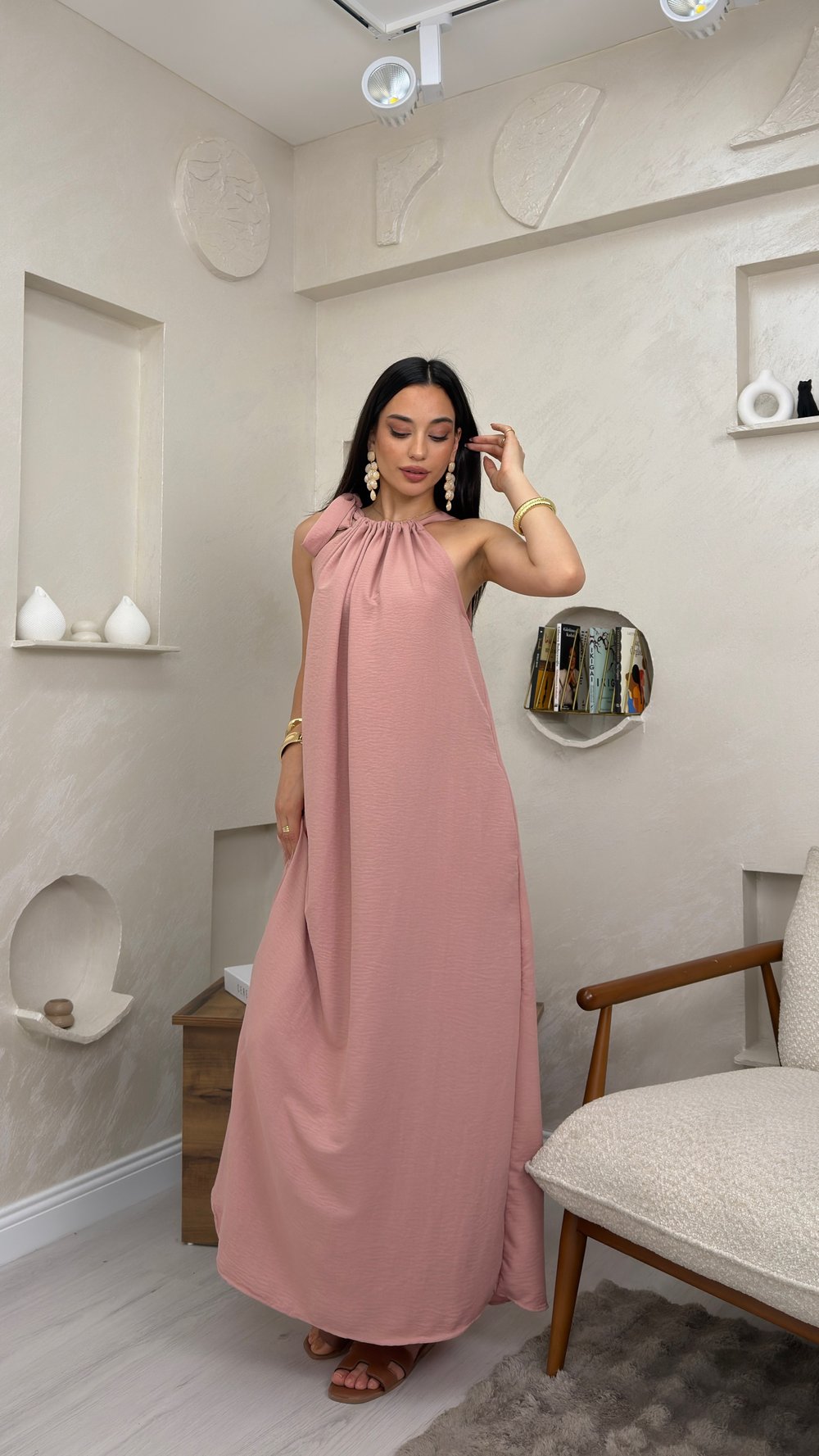 FAYE PUDRA RENKLİ BOYUNDAN BAĞLAMALI SALAŞ TARZ KADIN MAXİ ELBİSE