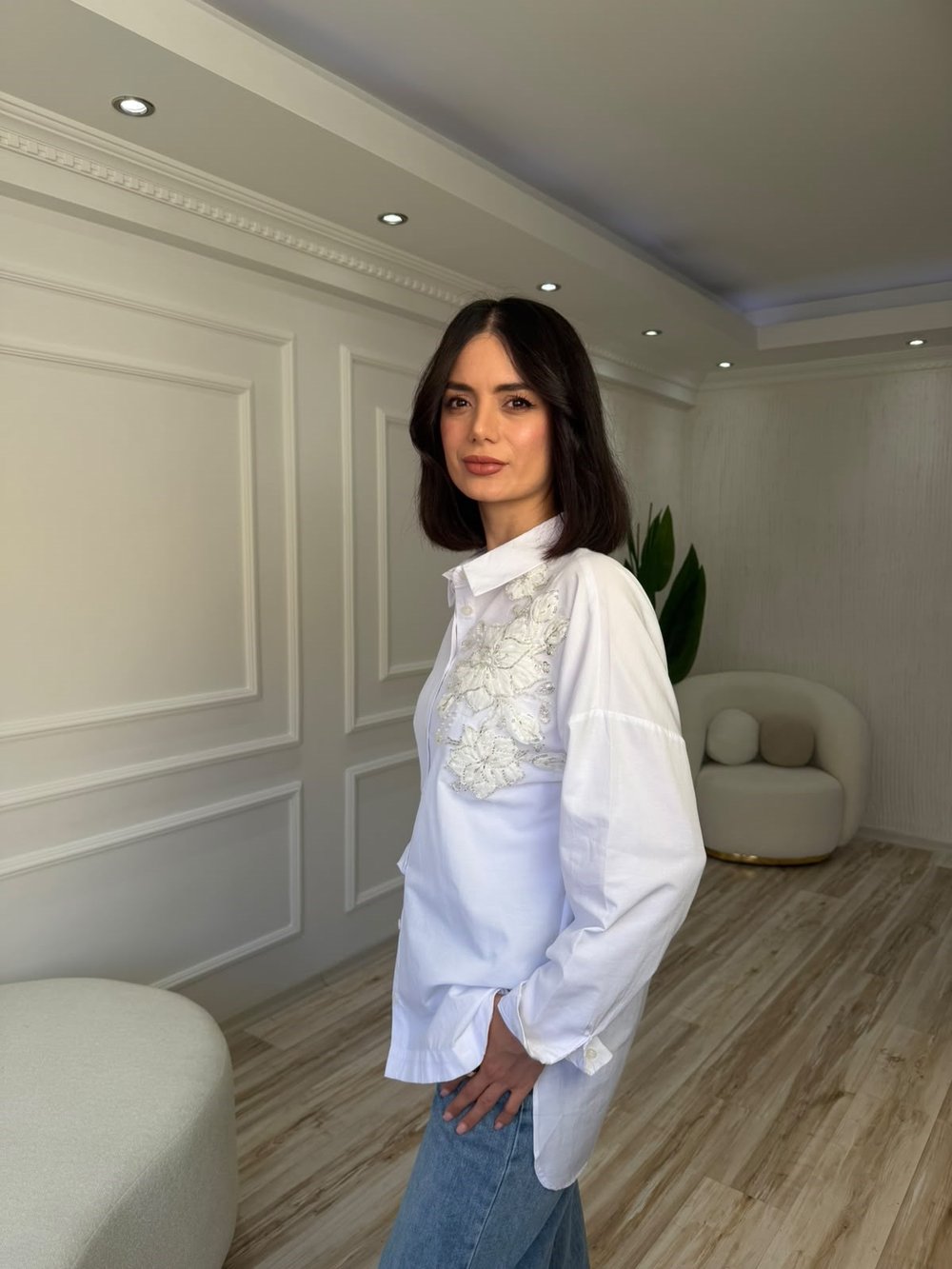Çiçek Aplike Detaylı Oversize Gömlek - BEYAZ