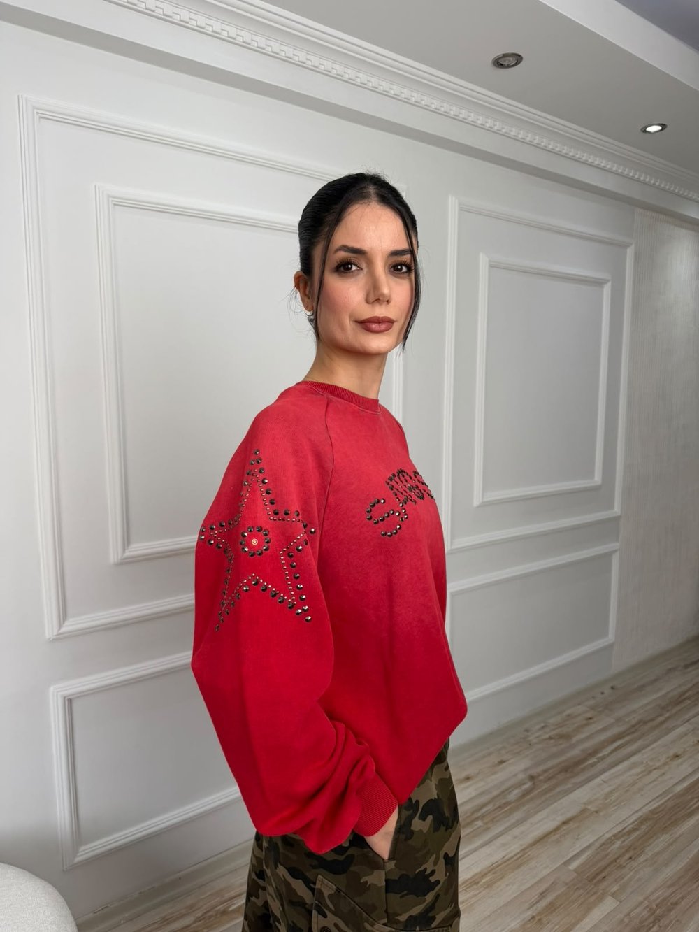 Taş İşlemeli Yıldız Detaylı Oversize Sweatshirt - KIRMIZI