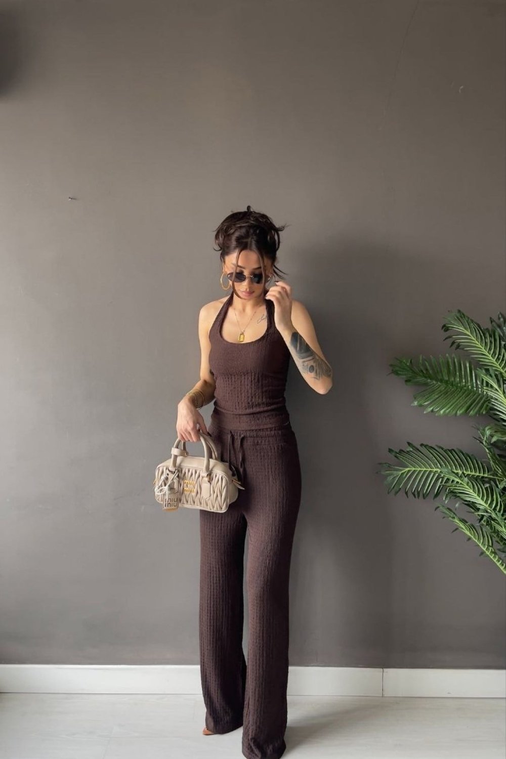 1010 Kadın Bürümcük Dokulu Halter Yaka Crop Atlet Bol Paça Pantolon Takım Kahverengi