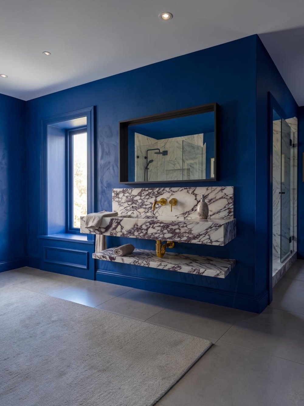 Calacatta Viola Sırtlıklı Raflı Mermer Lavabo - AMSK26026