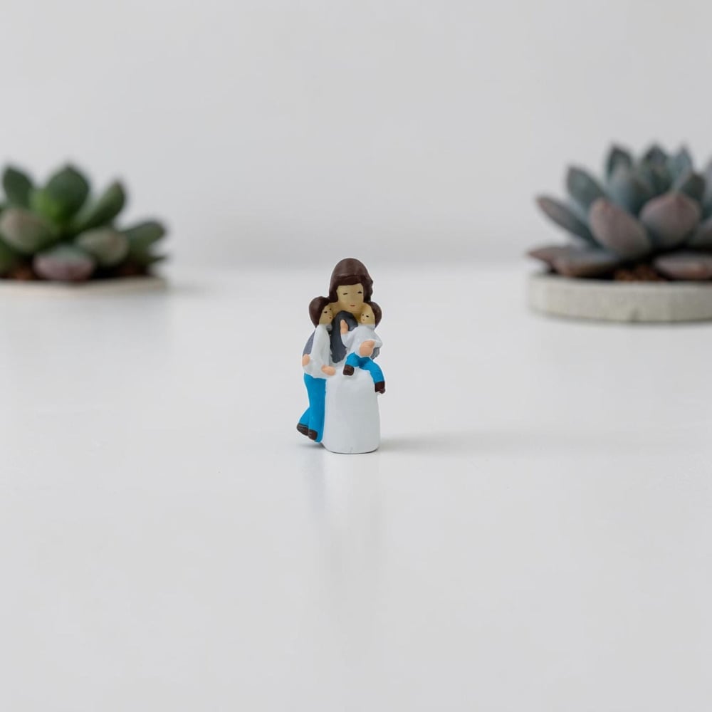 İki Çocuklu Oturan Anne -7.5cm- Teraryum Malzemesi