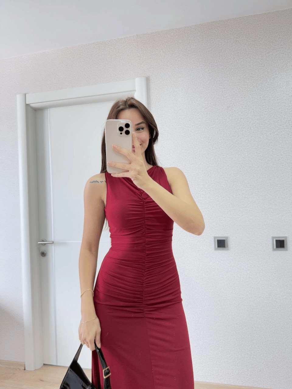 Kadın Bürümcük Kumaşlı İçi Astarlı Üzgülü Kolsuz Büzgülü Uzun Elbise - Kırmızı