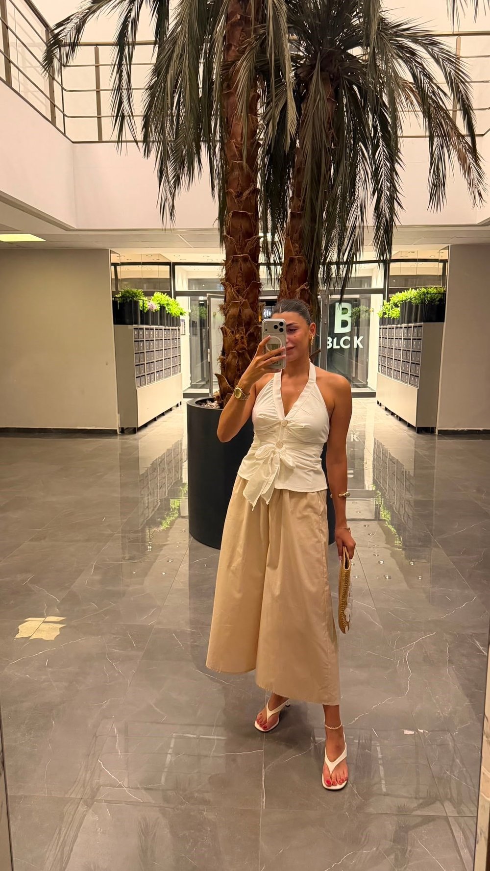 HALTER YAKA BÜZGÜ DETAYLI BLUZ