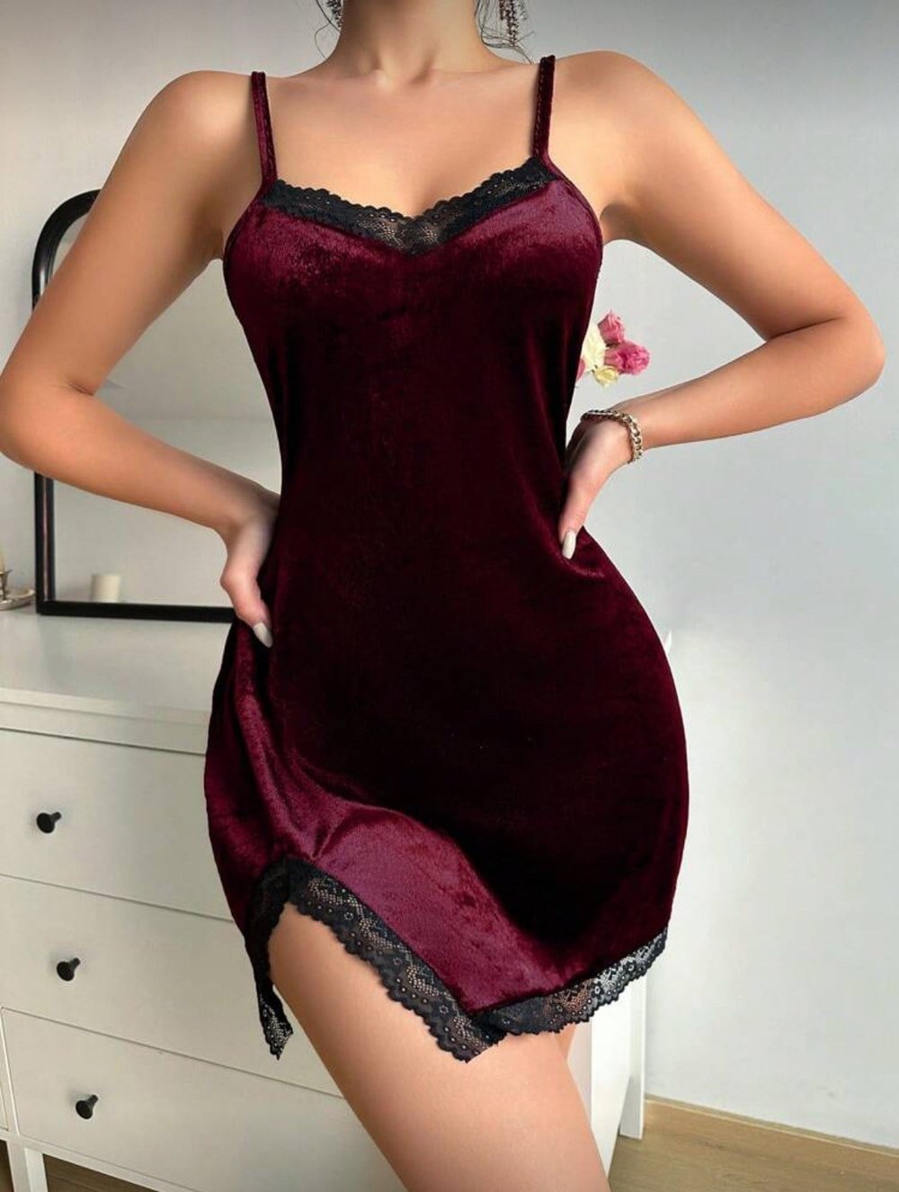 Bordo Dantel Detaylı Askılı Kadife Gecelik