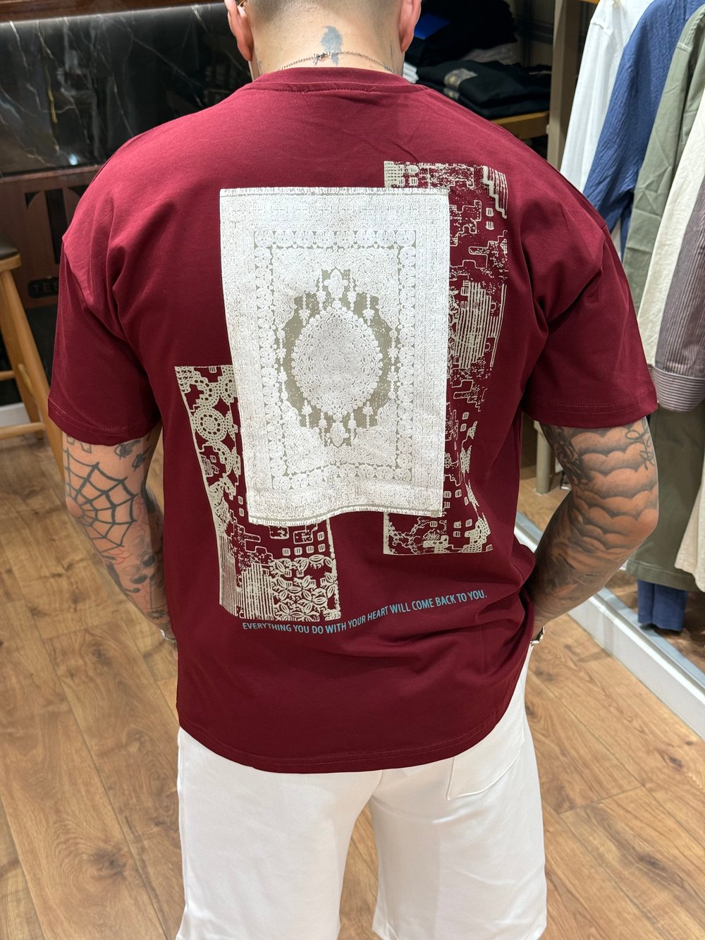 Bordo Kilim Desenli Ön ve Sırt Baskılı Oversize Erkek Tişört