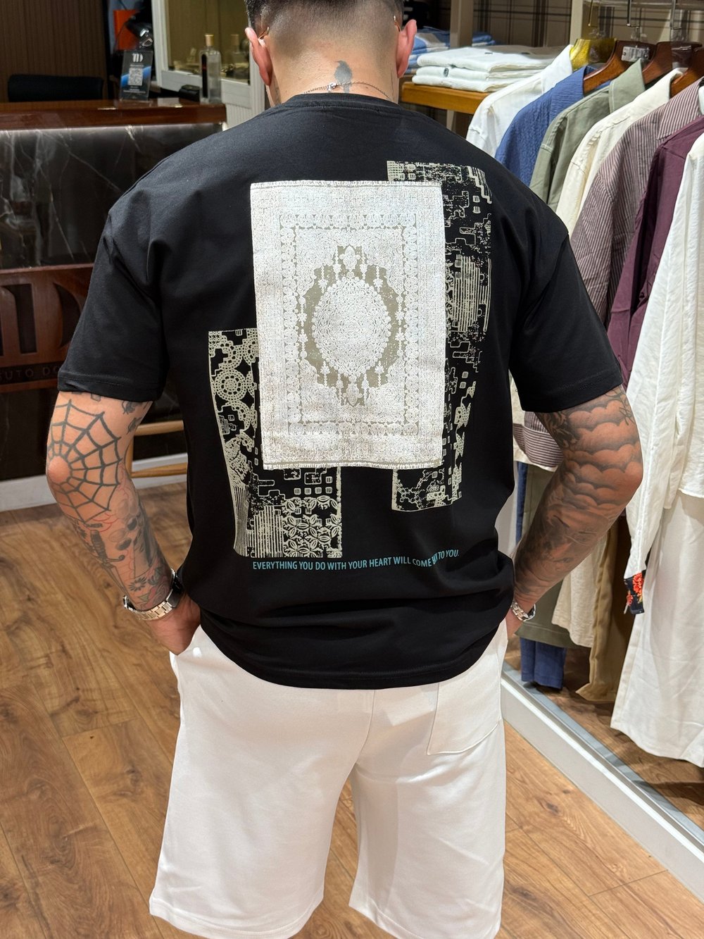 Siyah Kilim Desenli Ön ve Sırt Baskılı Oversize Erkek Tişört