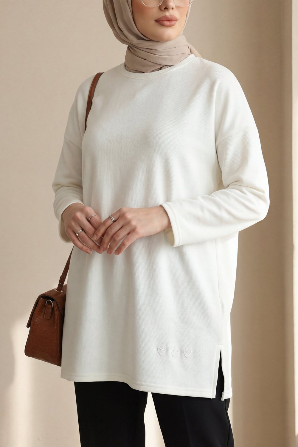 Eteği Kalp Detaylı Yırtmaçlı Salaş Penye Tunik  -Ekru