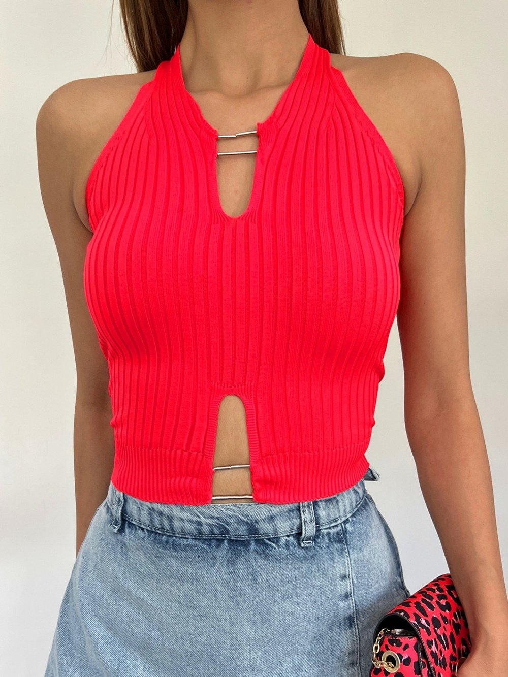 Metal Detaylı Sıfır Kol Fitilli Triko Crop Atlet -Kırmızı