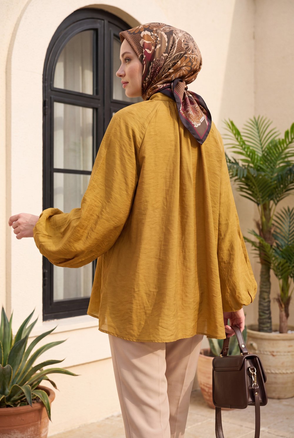Yakası Bağlamalı Yarım Düğmeli Astarlı Oversize Tül Vual Bluz -Taba