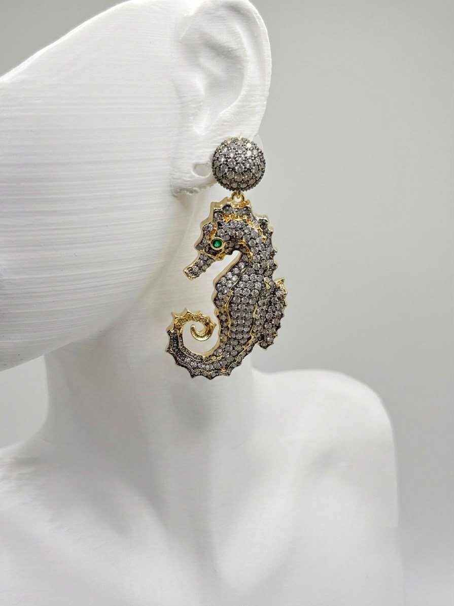 Tasarım Taşlı Sallantılı Deniz Atı Silver Küpe