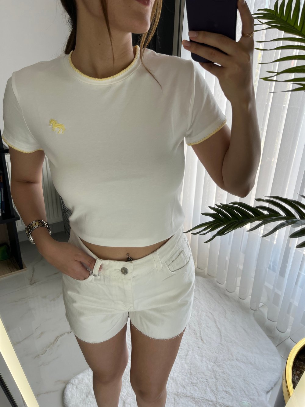 Sarı işlemeli tshirt