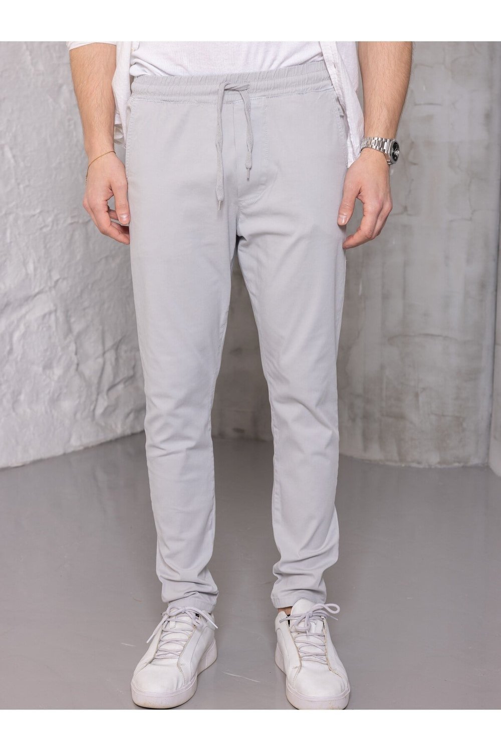 Erkek Gümüş Jogger Pantolon – Rahat Kesim, Bağcıklı, Mevsimlik Günlük Kullanım
