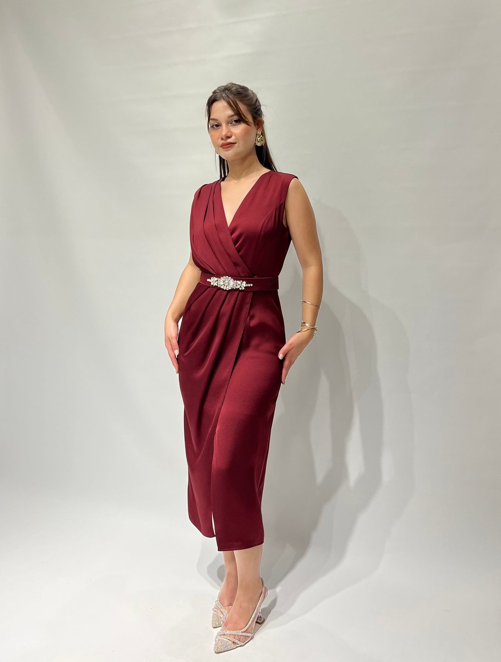 Bordo Kemerli Saten Kısa Abiye
