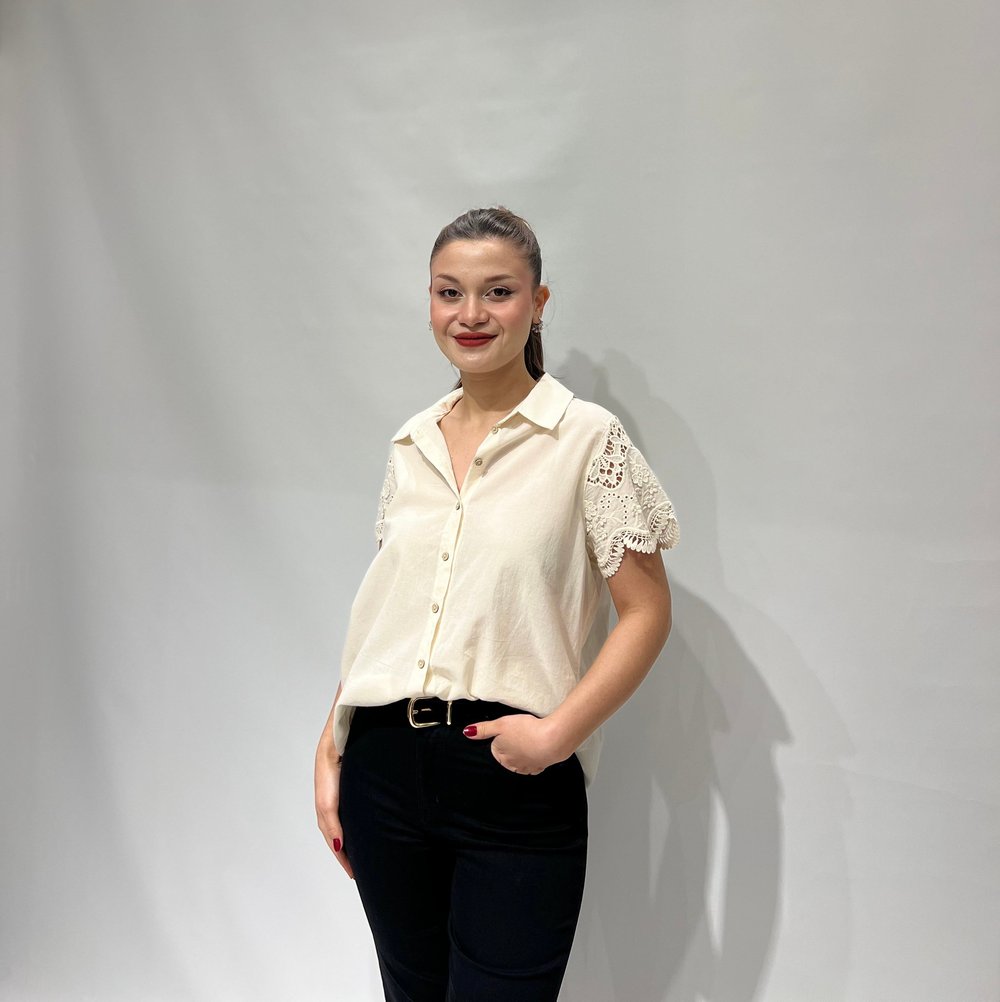 Krem Kolu Dantelli Gömlek