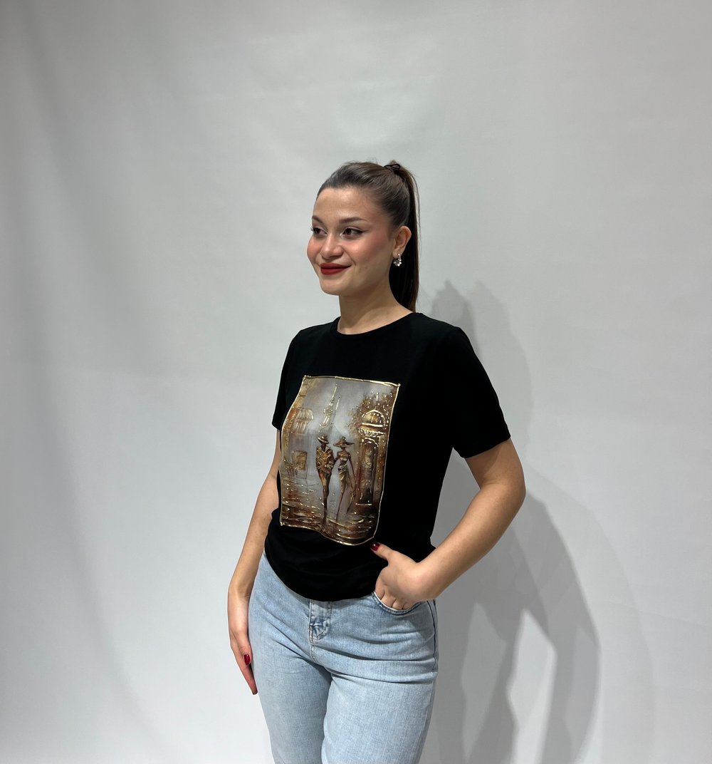 Siyah Önü Kabartmalı Tişört