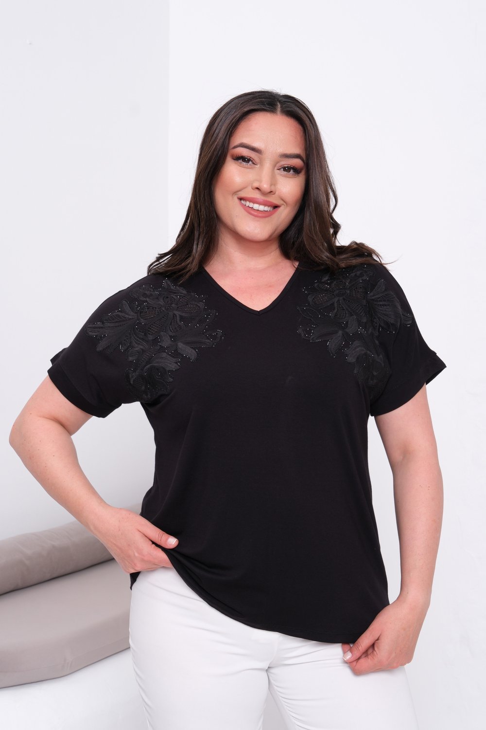 2356 Omuz Nakışlı Bluz Siyah
