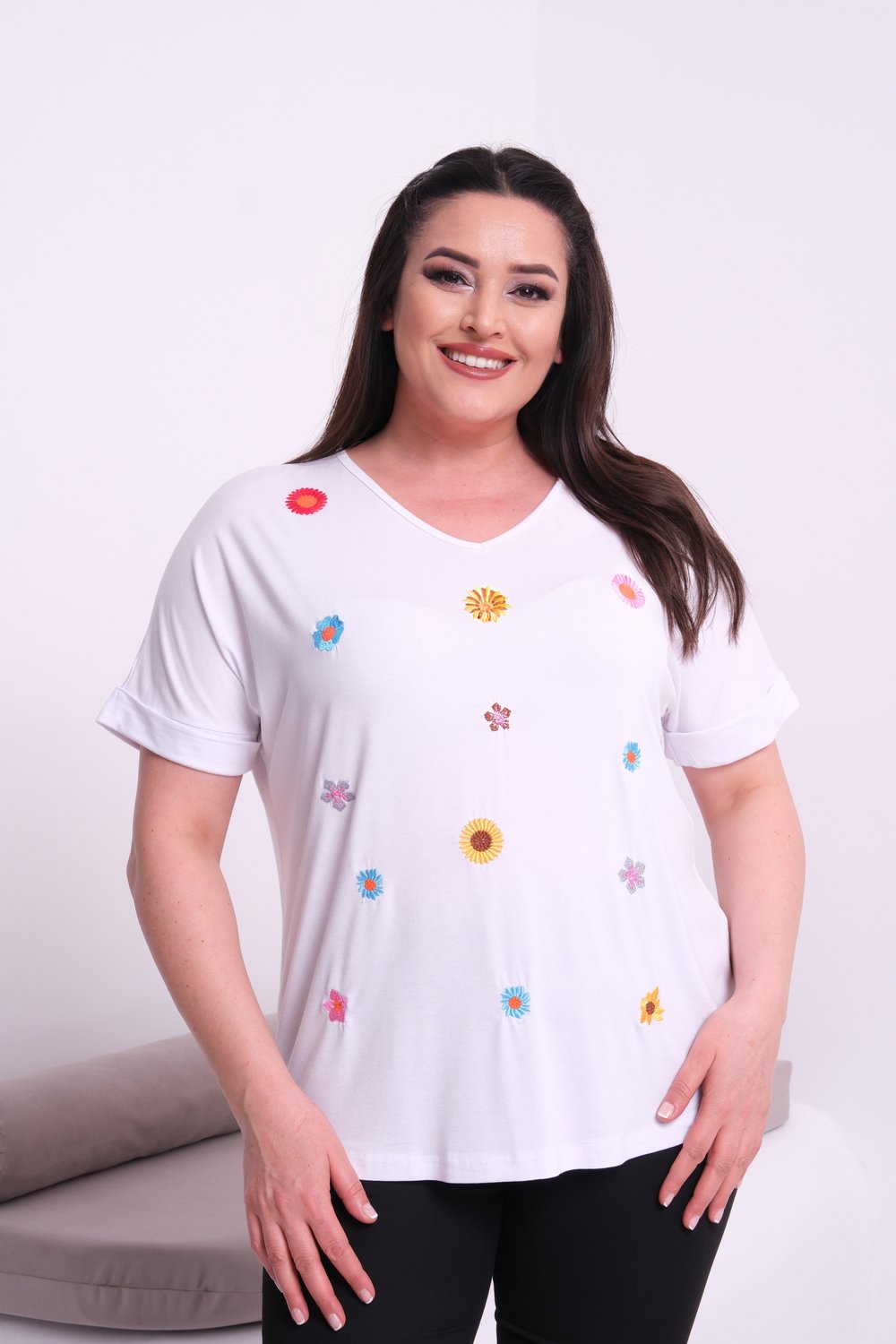 2526 Papatya Nakışlı Bluz Beyaz