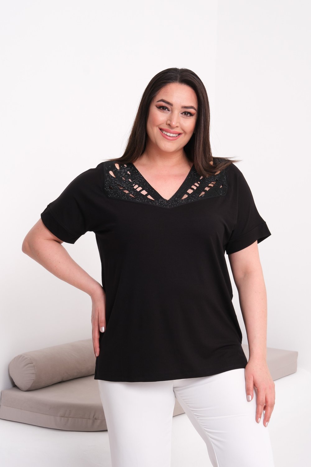 3223 Yakası Pencere Detaylı Taşlı Bluz Siyah