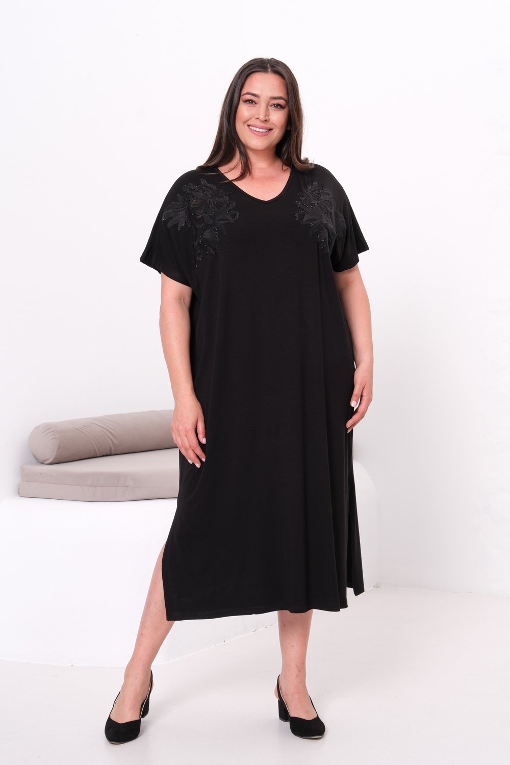 2561 Omzu Nakışlı Oversize Siyah Elbise