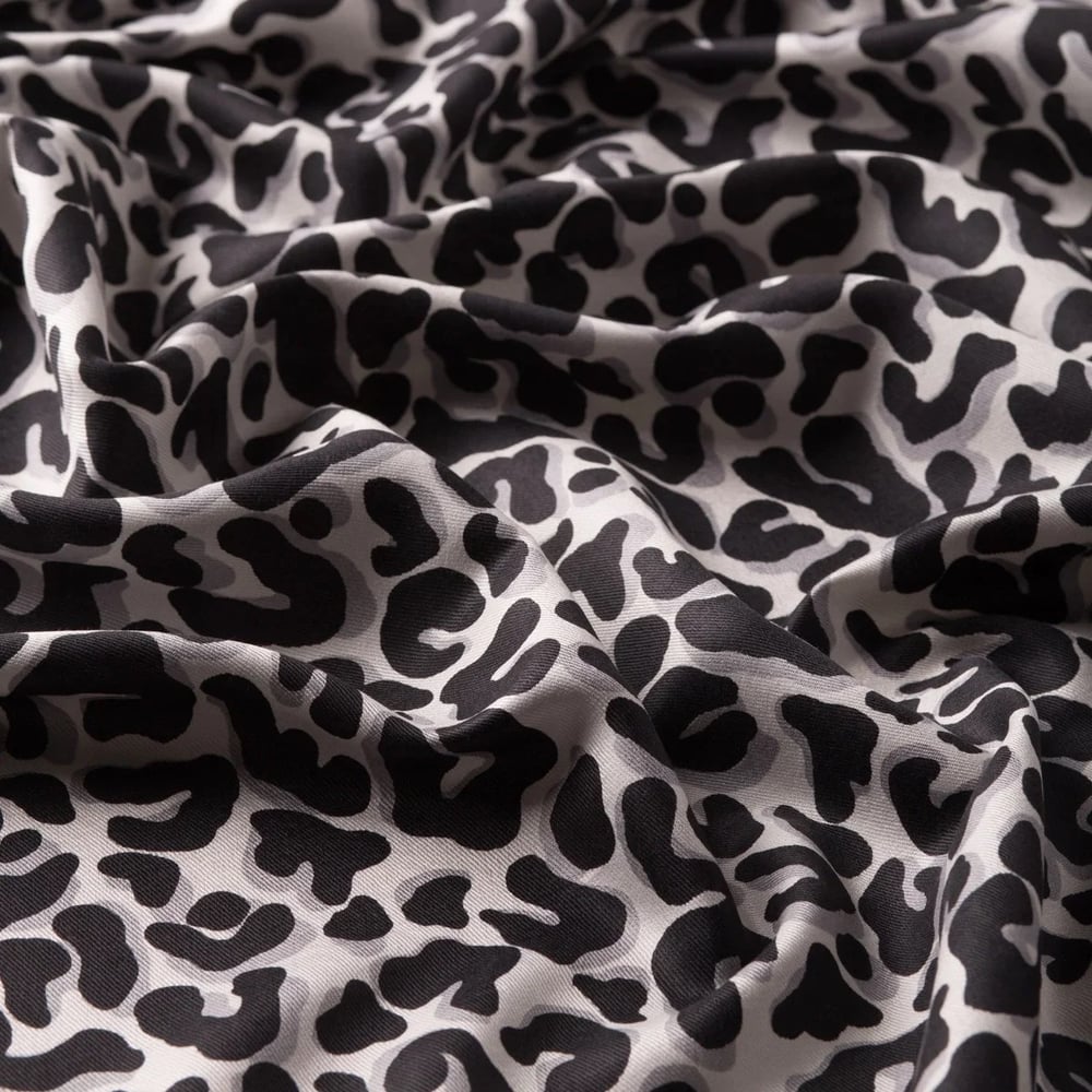İpekevi 02452 Siyah Leopar Desenli İpek Şal
