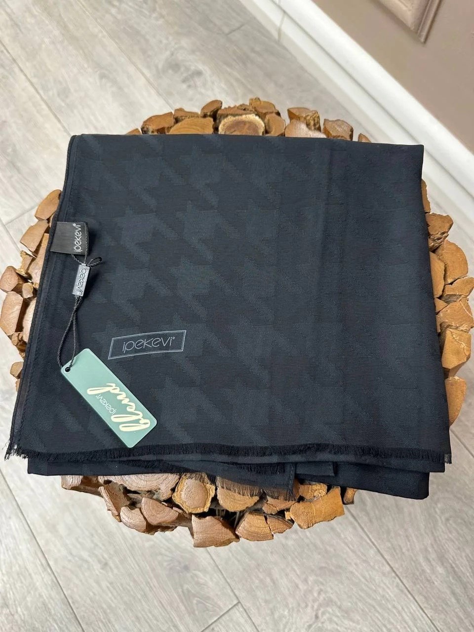 İpekevi 04390 Siyah Dört Mevsim Kazayağı Desenli Monogram Şal