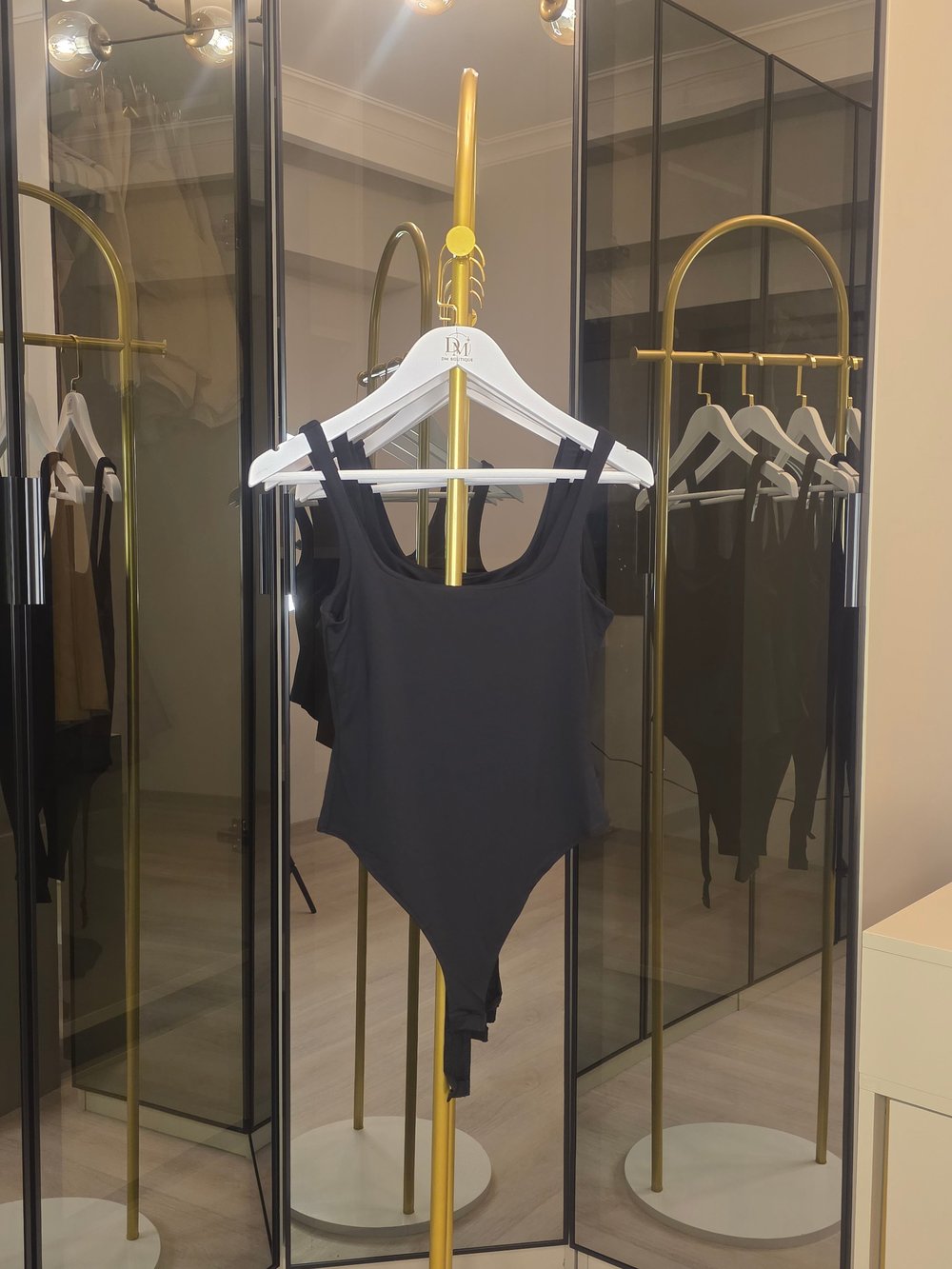 AÇIK YAKA SİYAH BODYSUIT