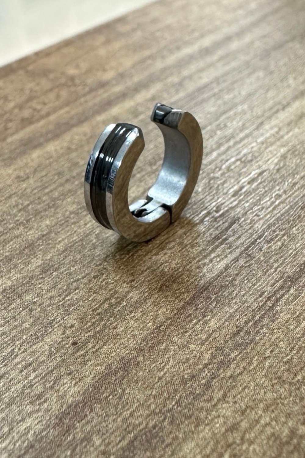 Kaliteli Sıkıştırmalı Fake Siyah Çizgili Deliksiz Çelik Erkek Küpe Earcuff 1 Adet