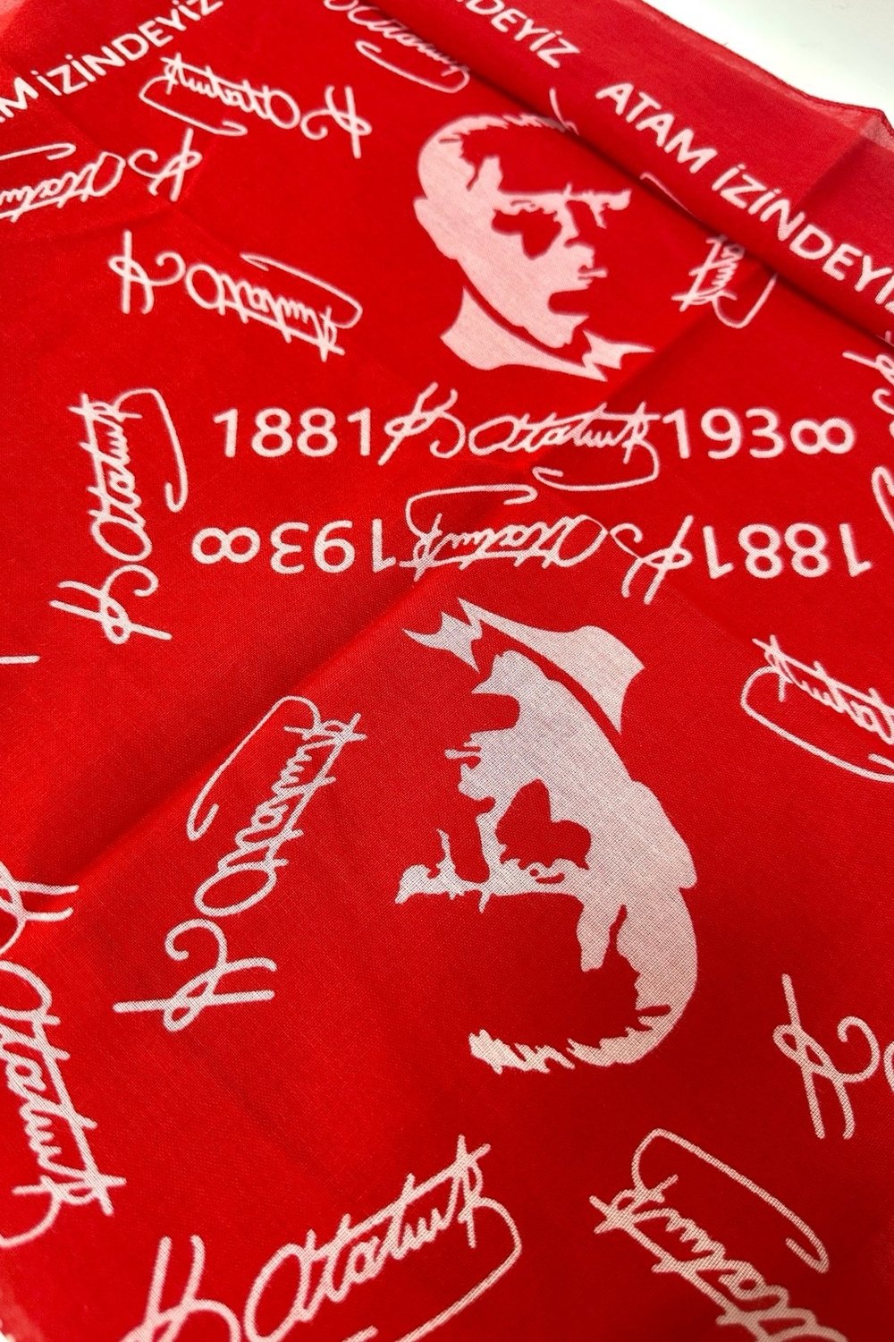 Kırmızı Renk  Çok Amaçlı Bandana Fular Atatürk Resim ve İmzalı ( 29 Ekim, 23 Nisan, Cumhuriyet )