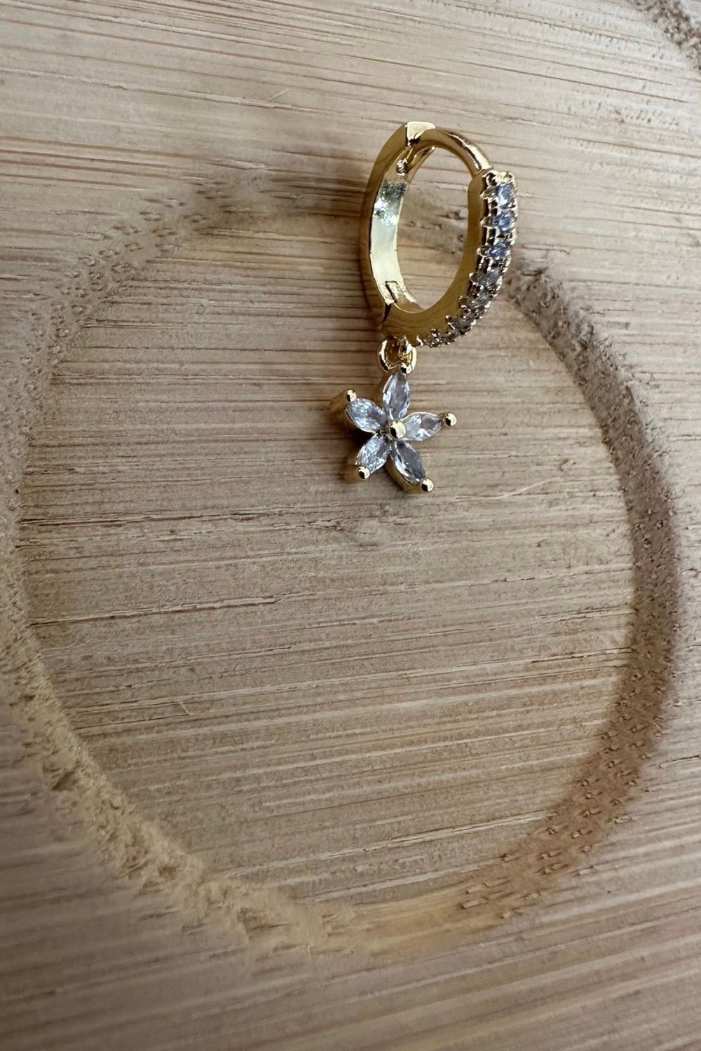 Zirkon Taşlı Minik Taşlı Çiçekli  Sallantılı Kıkırdak Küpe 1 ADET 8 MM