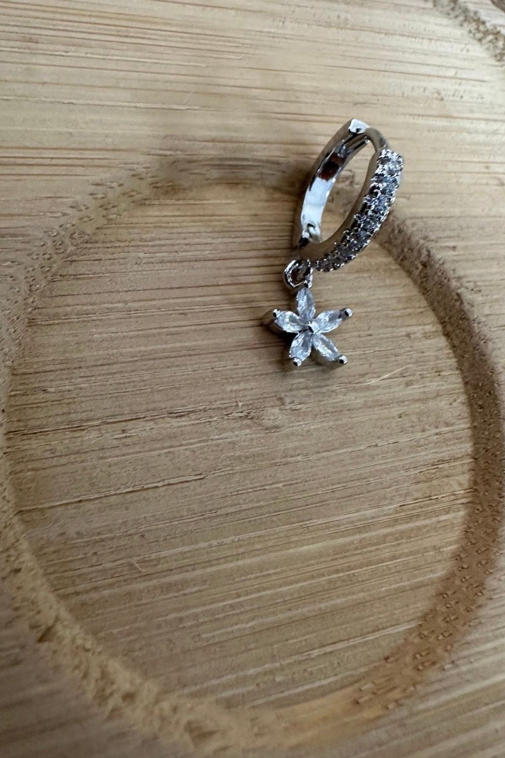 Zirkon Taşlı Minik Taşlı Çiçekli  Sallantılı Kıkırdak Küpe 1 ADET 8 MM
