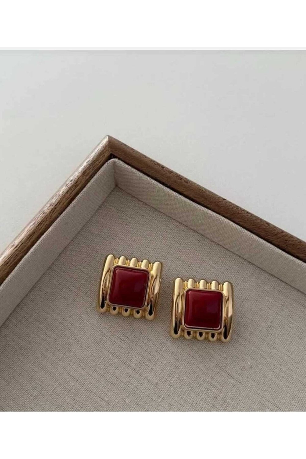 Bordo taş detaylı vintage gold küpe