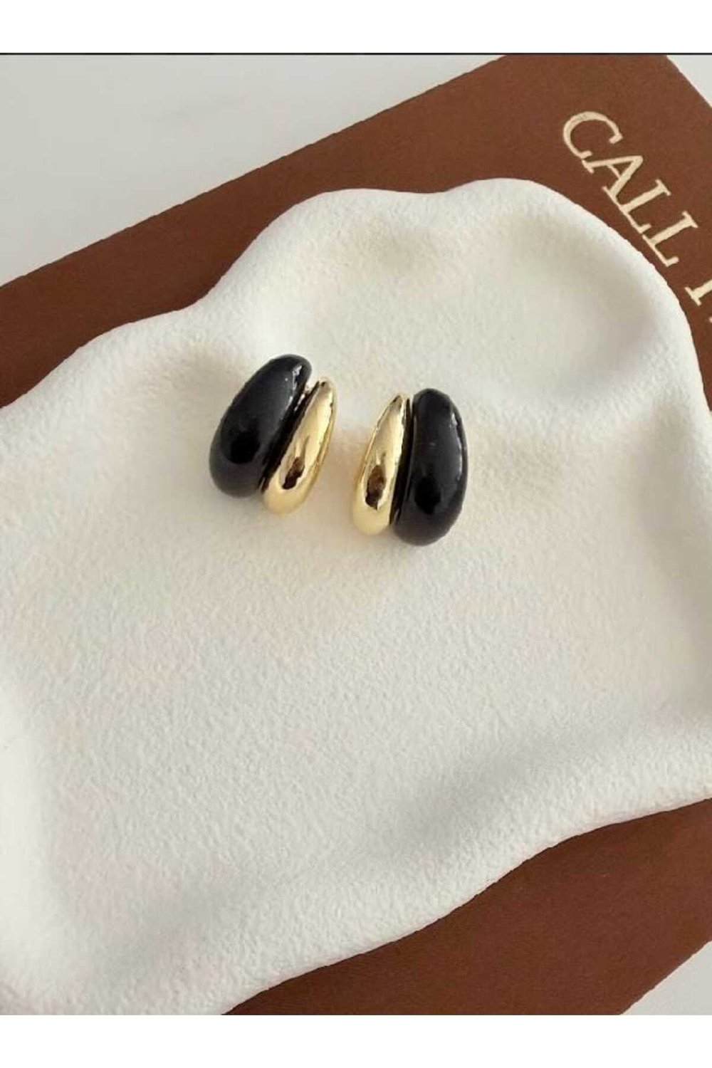 Siyah Mineli Gold Detaylı Küpe