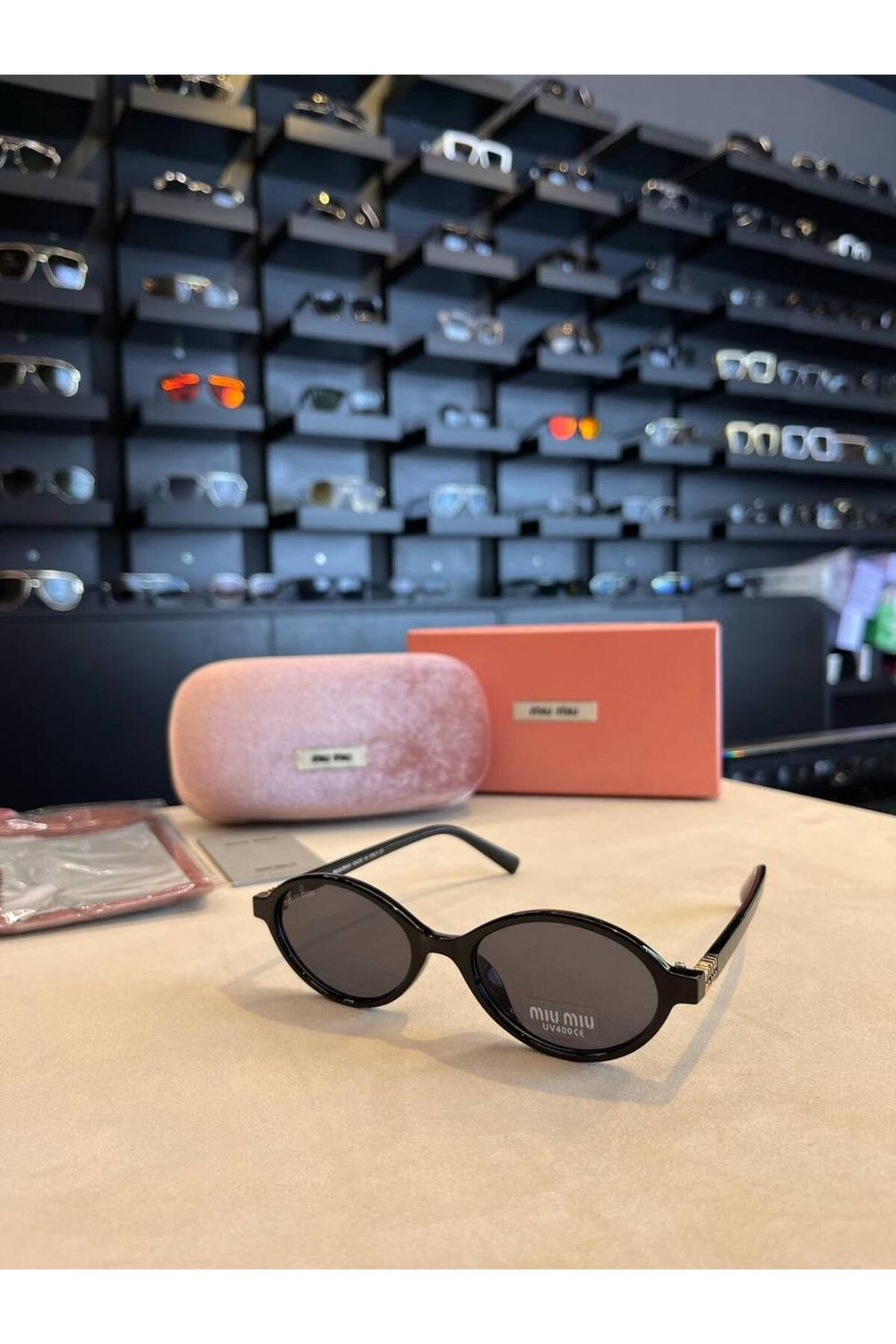 Siyah oval kemik güneş gözlüğü