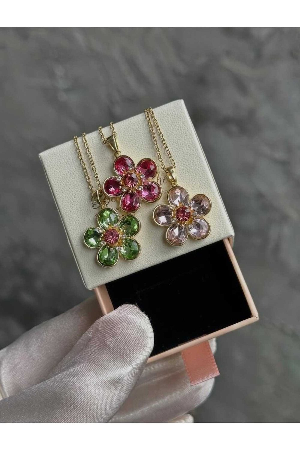 Yesil çiçek gold detaylı kolye