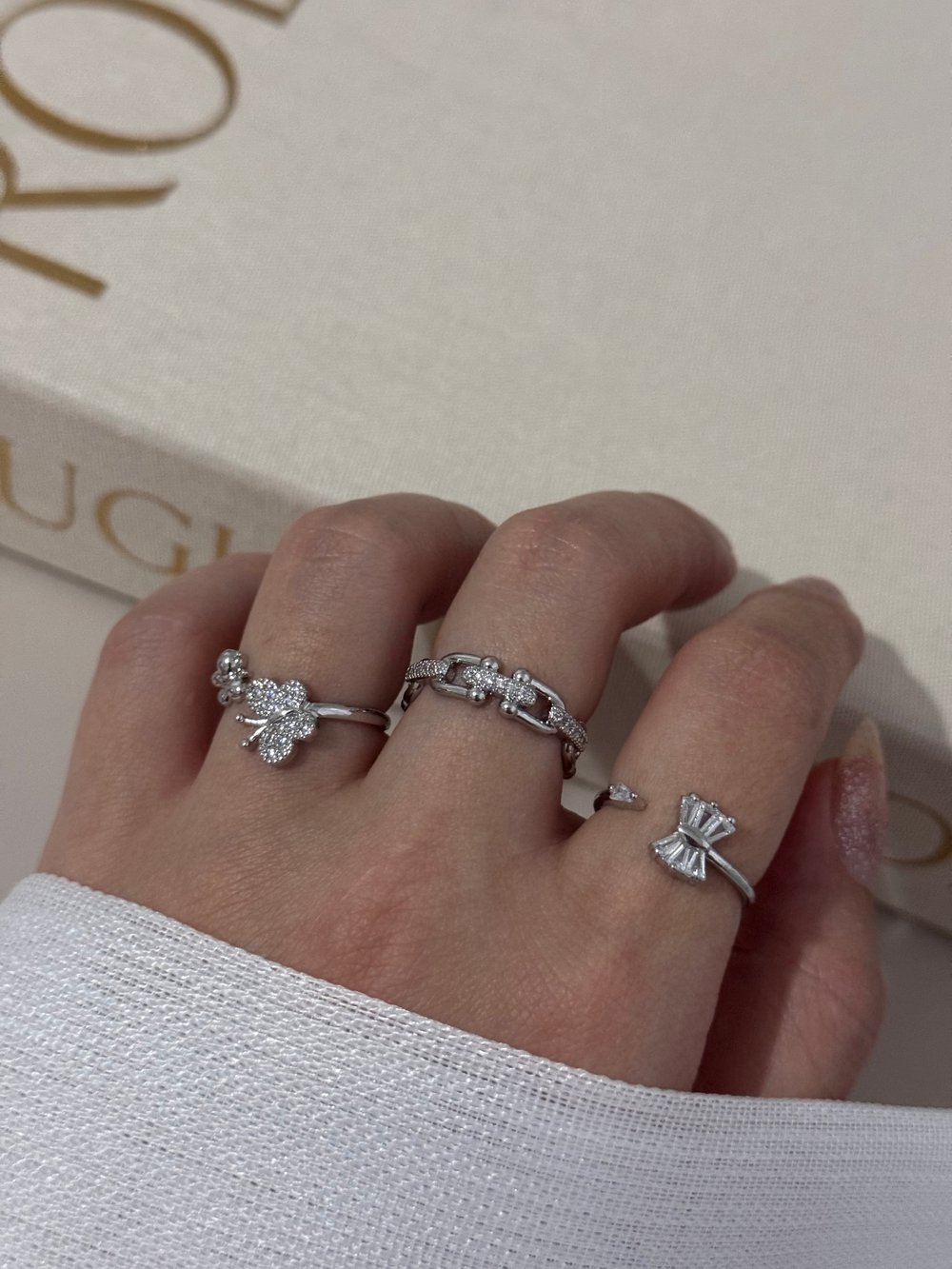 3’lü Ayarlanabilir Gümüş Renk Yüzük Seti – Kelebek, Zincir ve Baget Fiyonk Detaylı 3332
