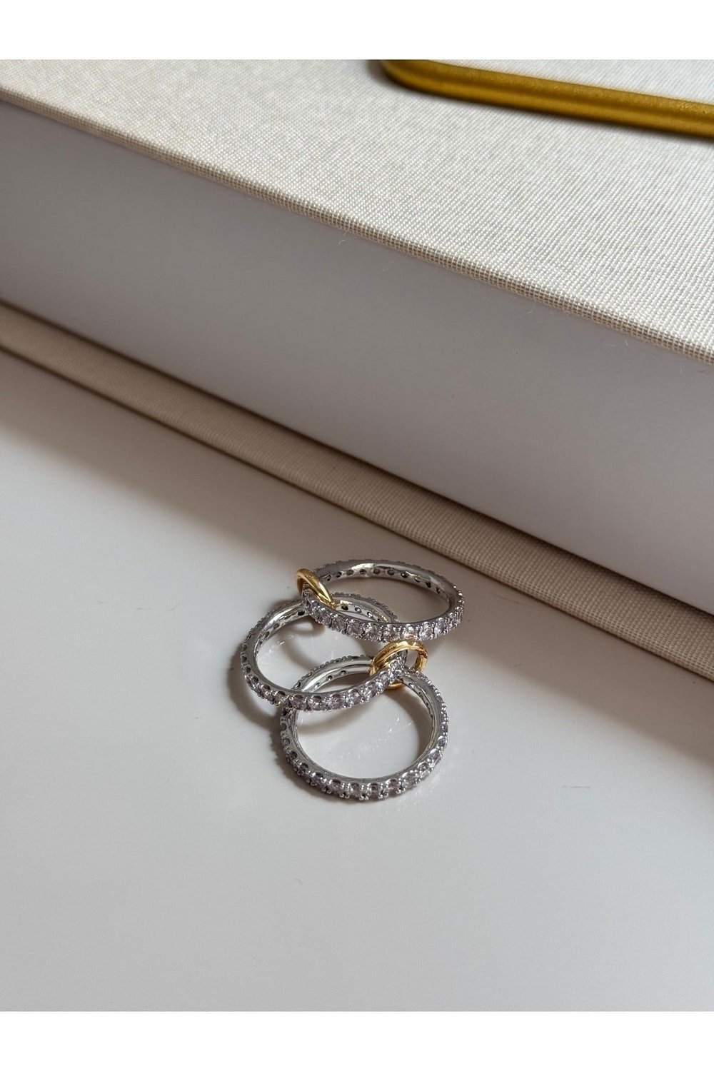 Üçlü Zirkon Detaylı Gold Halka Yüzük”