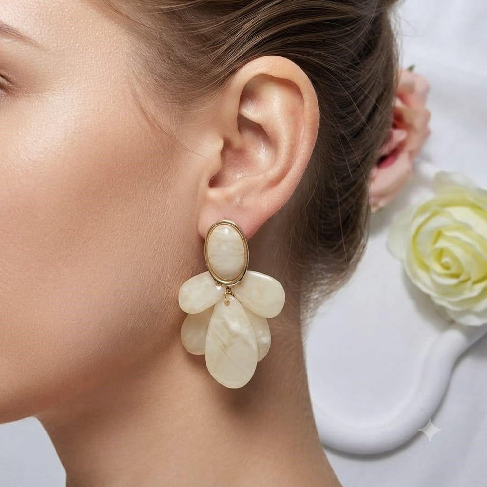 MADAME BELLA KALİTESİ,MODELİ VE İŞÇİLİGİ İLE ZARİF ,ŞIK.VE ESTETİK MODERN  BİR ÇELİK KÜPE