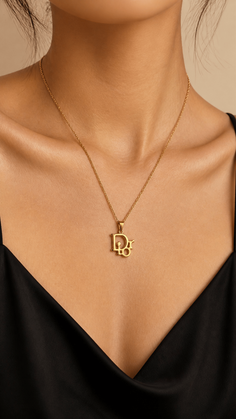 Altın Renk Titanyum Monogram Uçlu Kolye