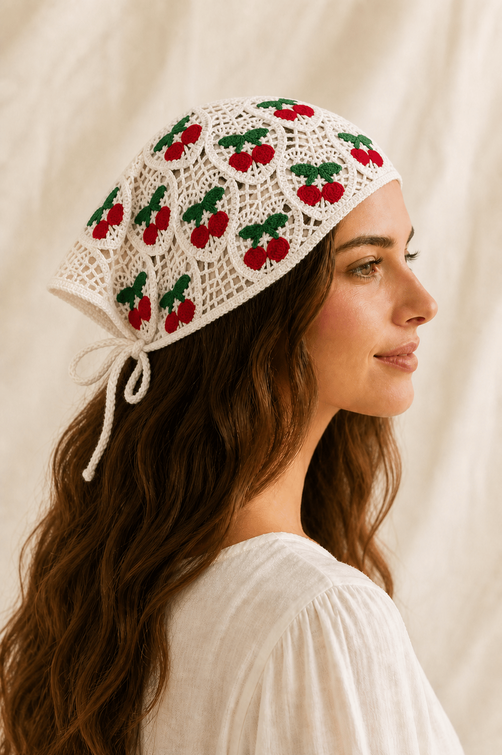 El Yapımı Ekru Kiraz Motifli Örgü Bandana – Bağlamalı Saç Aksesuarı