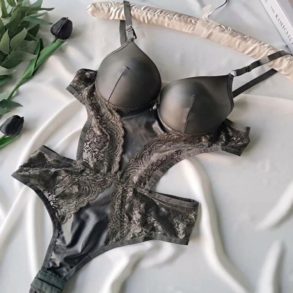 Destekli Deri Görünümlü Dantel Detaylı Bodysuit