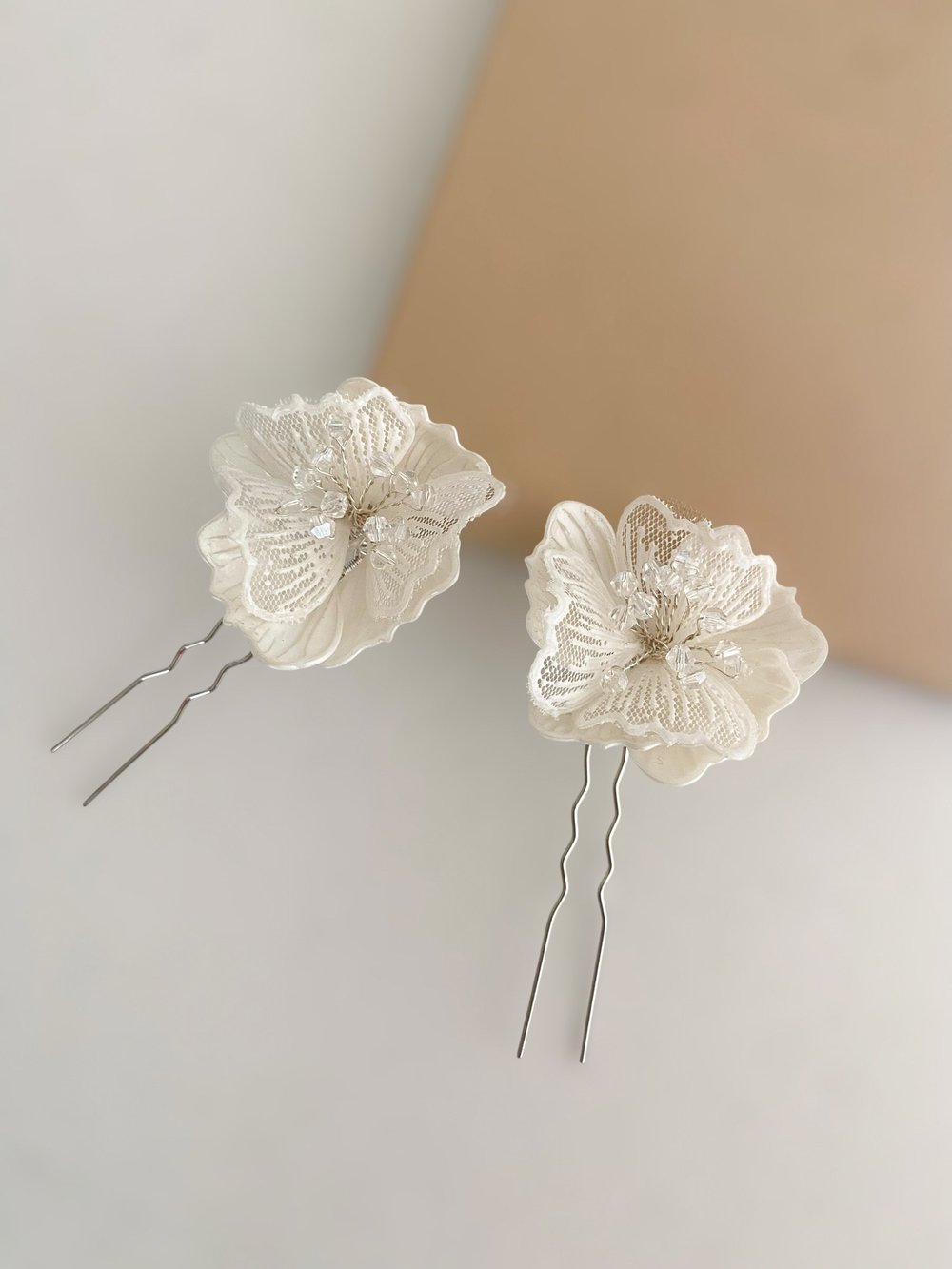 ÇİÇEKLİ PİN TOKAGİZEM ACCESSORY