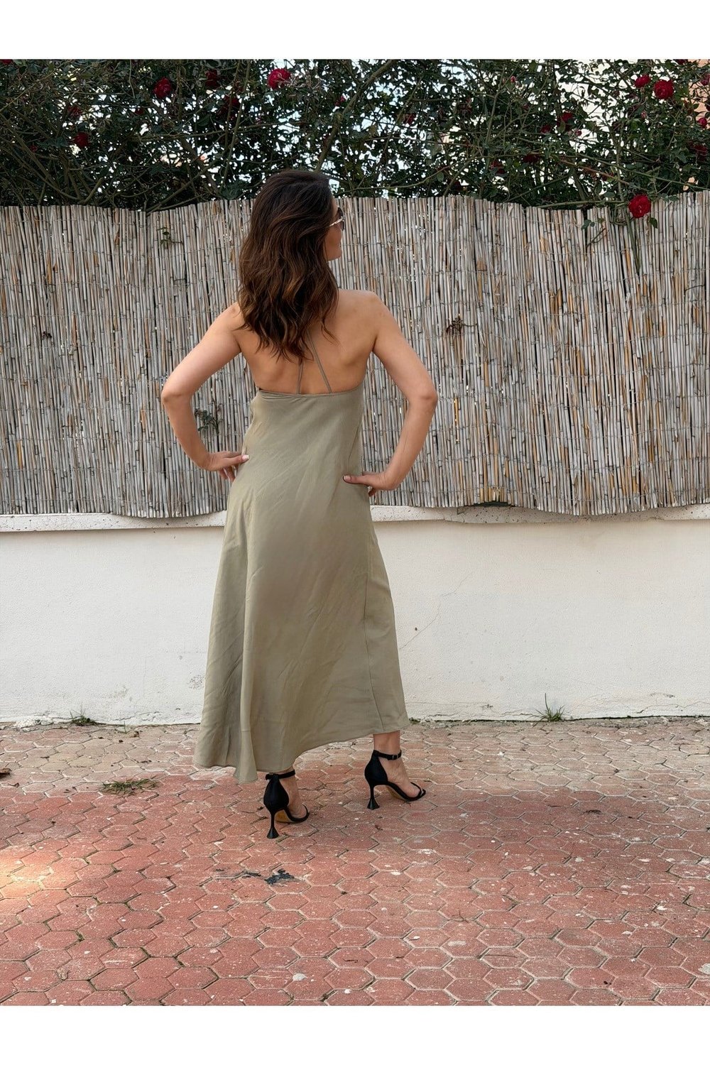 Kadın İp Askılı Zerafeti Tek Parçada Taşıyan Feminen Elbise