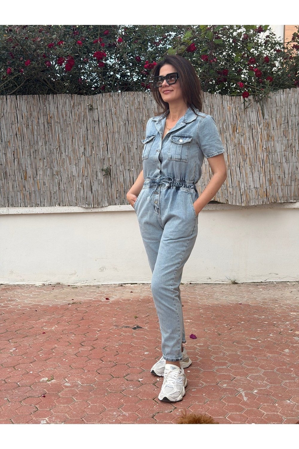 Kadın kot tuşum Önden düğmeli, beli lastikli rahat kalıp denim tulum.