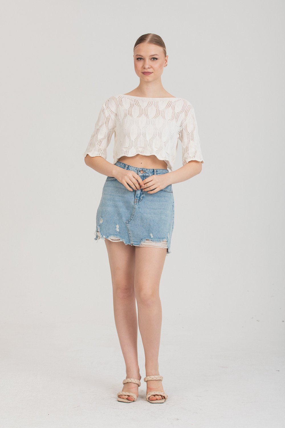 Zarif Ajurlu Dokulu Beyaz Crop Triko Bluz – Standart Beden