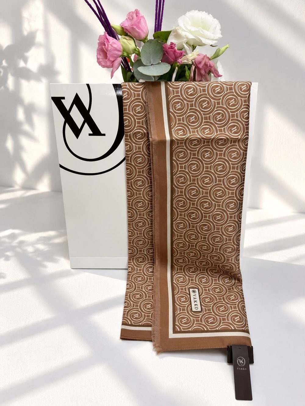 Vakko Monogram Desenli Twill İpek Şal – Kadın Tesettür Şal, Premium Kalite, Şık ve Zarif İpek Şal