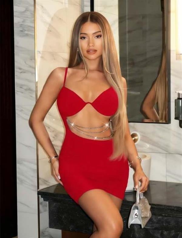 Zincir Detaylı Göğüs Dekolteli Kırmızı Mini Club Elbisesi