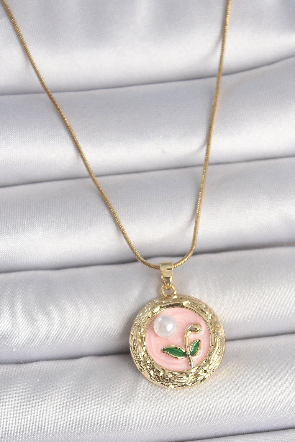 316L Çelik Gold Renk Zincir Pembe Çiçek İşlemeli inci Detay Portre Model Kadın Kolye