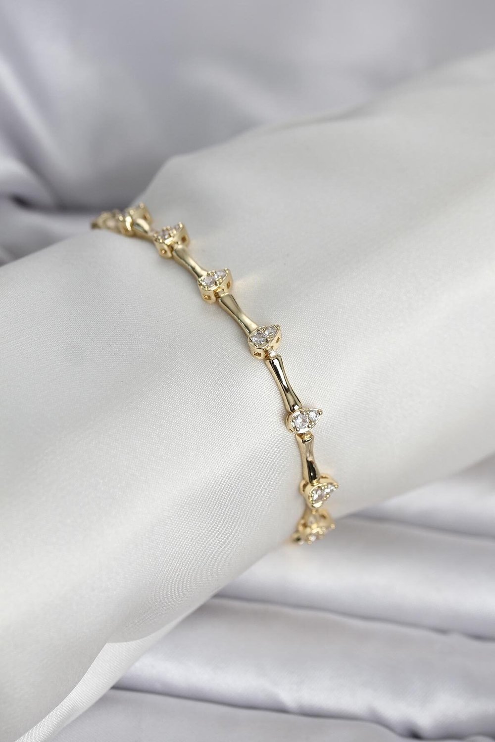 Pirinç Gold Renk Damla Model Zirkon Taşlı Kadın Bileklik