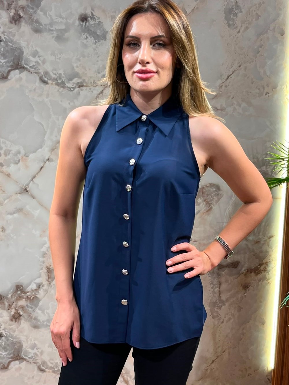 LACİVERT TAŞ DÜĞMELİ KOLSUZ GÖMLEK 